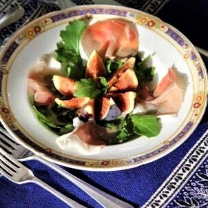 Perfect light salad of figs, prosciutto and rockets